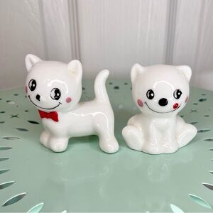 Vintage Set of 2 White Happy Cat Figurines W/Big Anamorphic Eyes & Red Bows 🐈